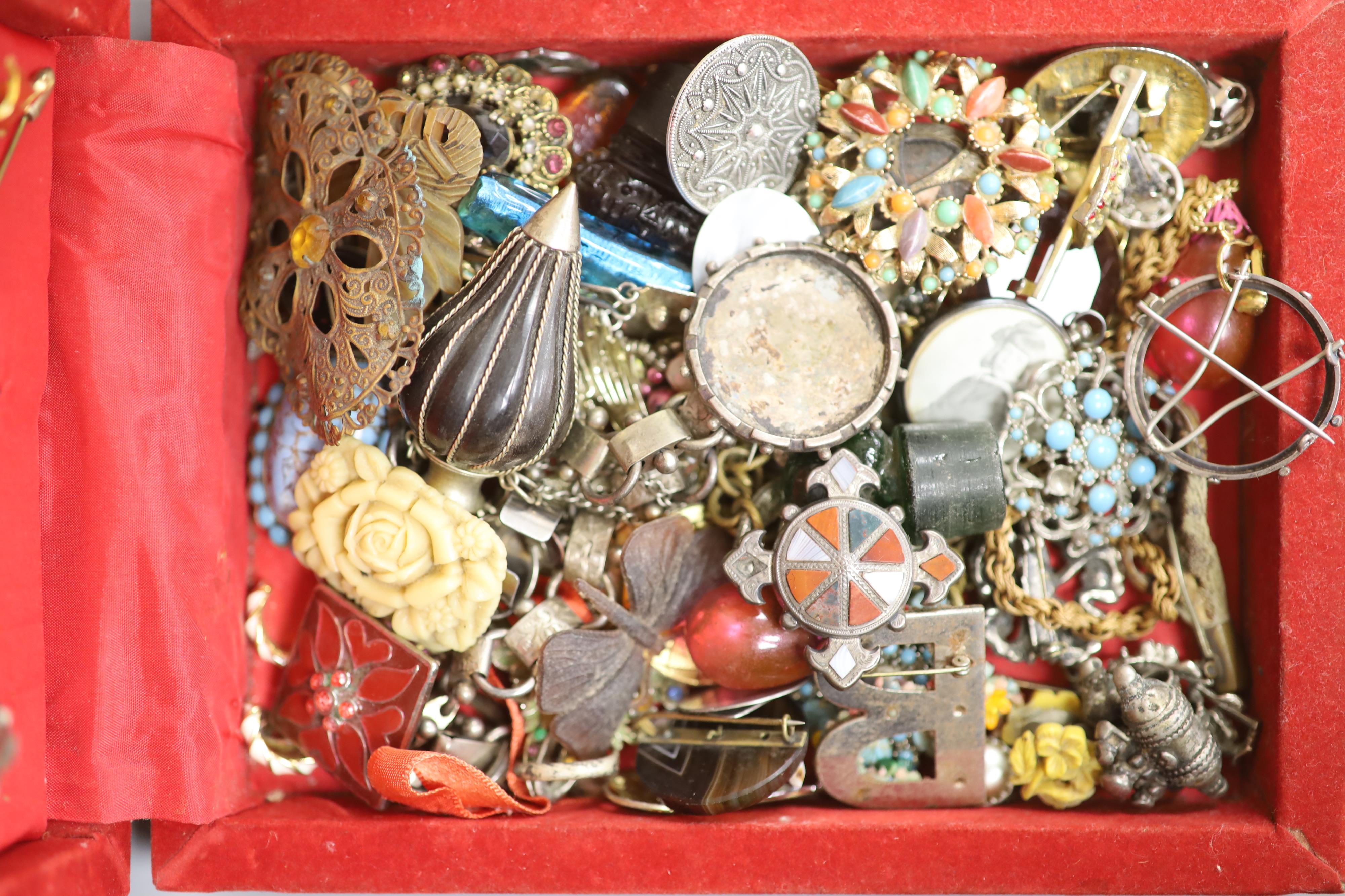 A mixed quantity of costume jewellery including stick pins, Scottish hardstone brooch, silver medallion, etc.